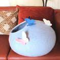 Cargar la imagen en la vista de la galería, Cama cueva artesanal de fieltro de lana para gatos con diseño de mariposa - No tóxica: 40 cm