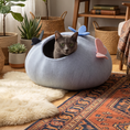 Cargar la imagen en la vista de la galería, Cama cueva artesanal de fieltro de lana para gatos con diseño de mariposa - No tóxica: 40 cm