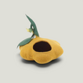 Load image into Gallery viewer, Cueva para gatos Nala's Pet Furniture Boutique con forma de calabaza de lana natural amarilla y hoja verde