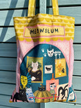 Cargar la imagen en la vista de la galería, Meowseum Cat Tote Bag
