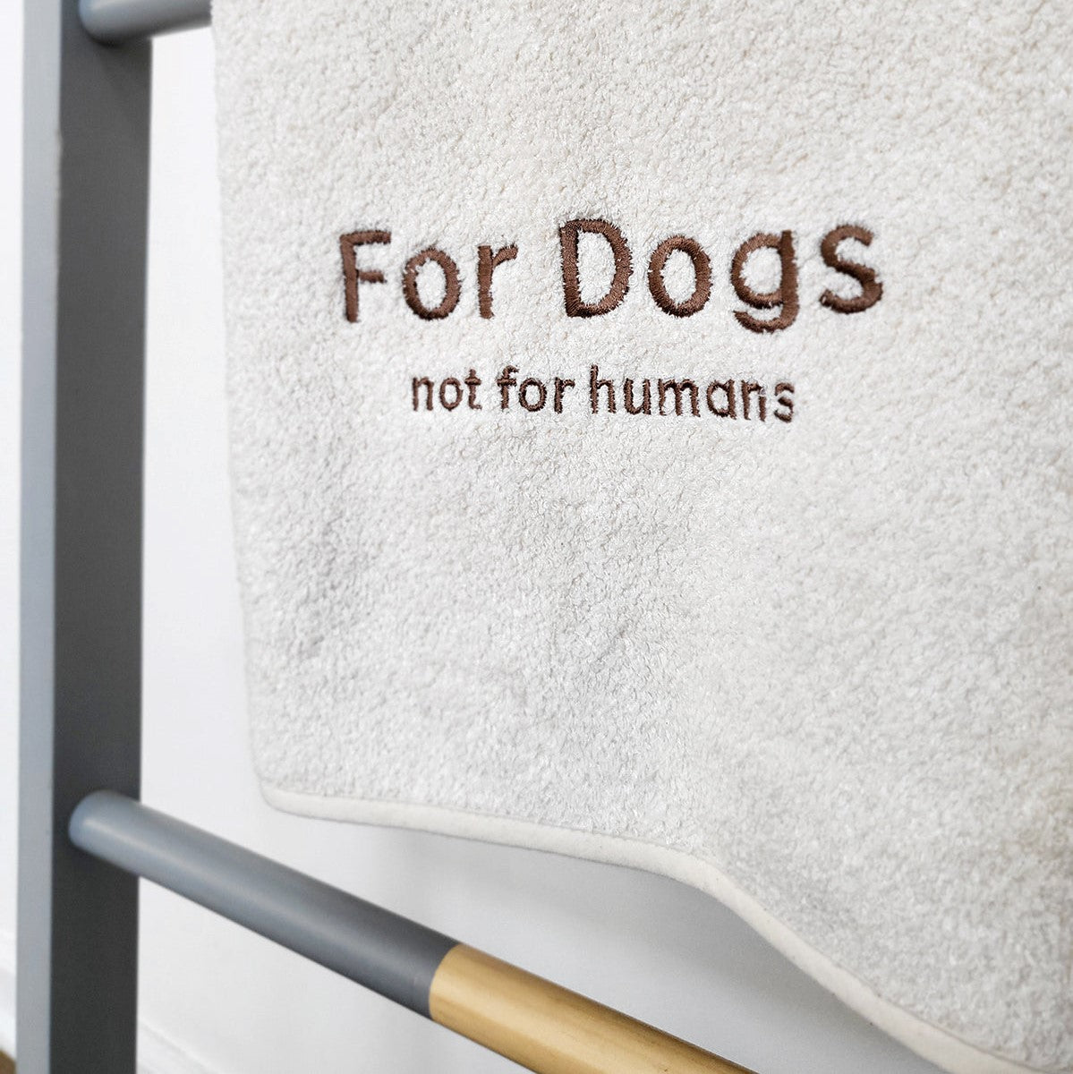 Bath towel made of a delicate blend of bamboo fabric and cotton, for dogs with sensitive skin.