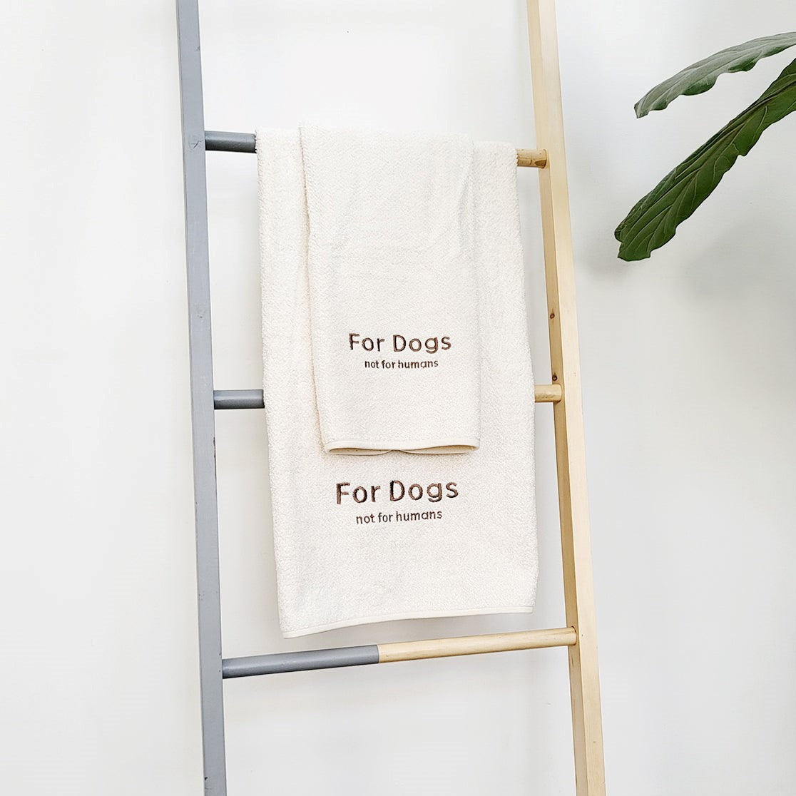 Bath towel made of a delicate blend of bamboo fabric and cotton, for dogs with sensitive skin.