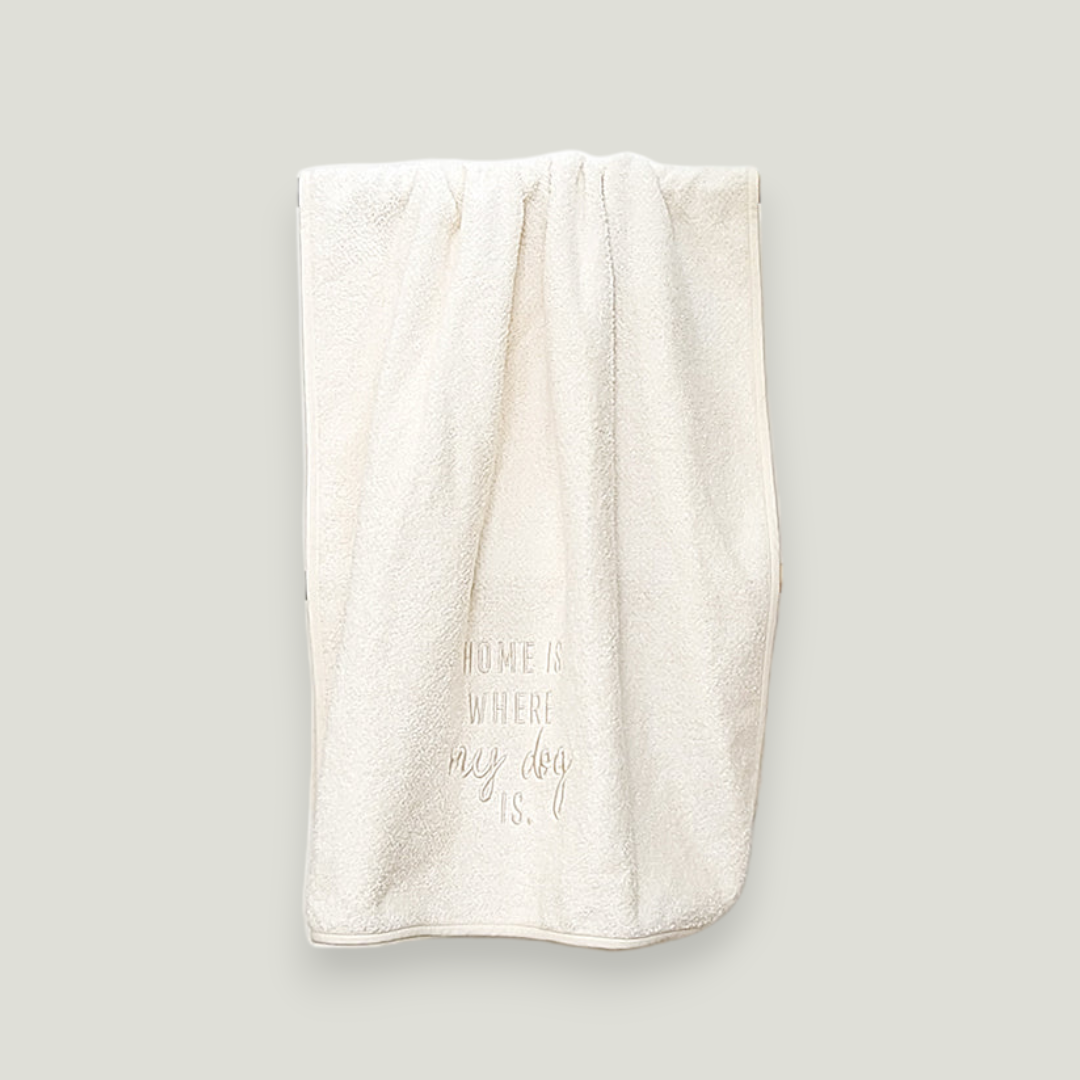 Bath towel made of a delicate blend of bamboo fabric and cotton, for dogs with sensitive skin.