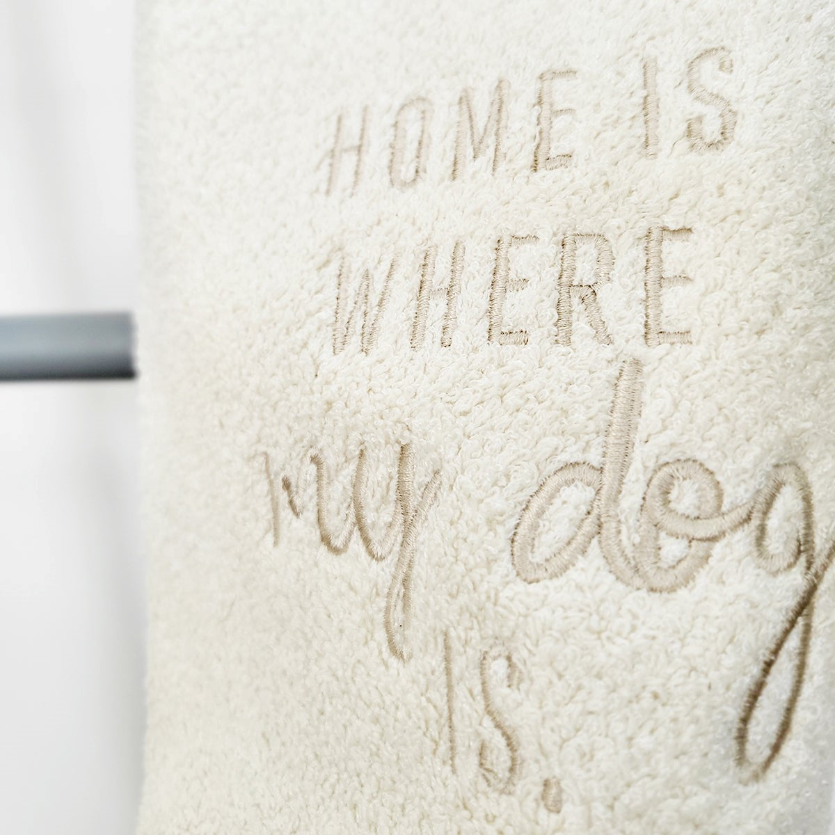 Bath towel made of a delicate blend of bamboo fabric and cotton, for dogs with sensitive skin.