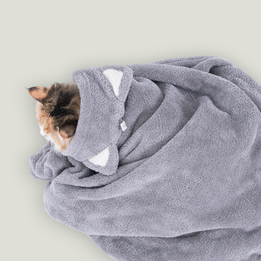 Multifunctional towel made of microfiber, can also be used as a cozy hoodie or a warm blanket for dogs and cats.