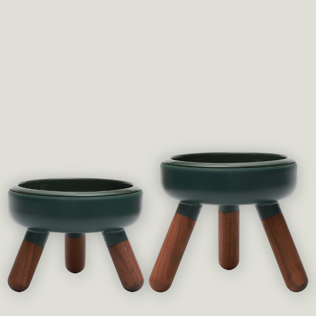 Pet bowl table equipped with an antibacterial porcelain bowl, a silicon base and 3 crafted wood legs.