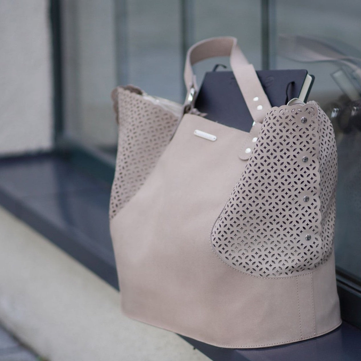 Elva is a versatile bag suitable for carrying pets and as personal purse