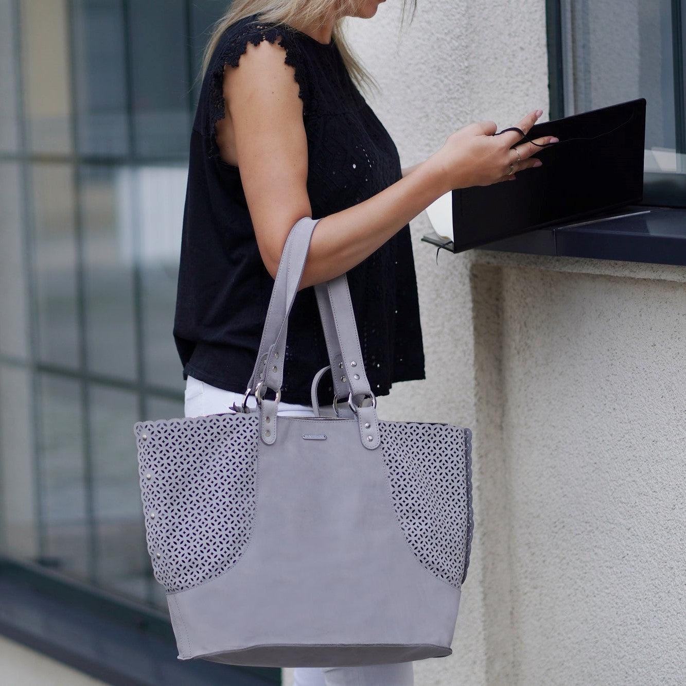 Elva is a versatile bag suitable for carrying pets and as personal purse