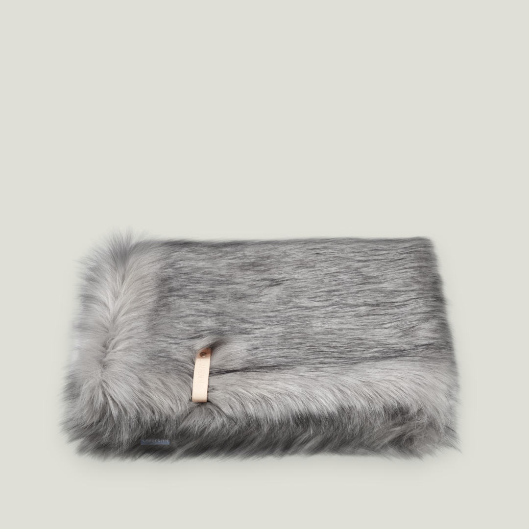 Soft, fluffy, and warm, this blanket will provide thermal comfort to your pet while also adding a tasteful touch of elegance to your interior decor.