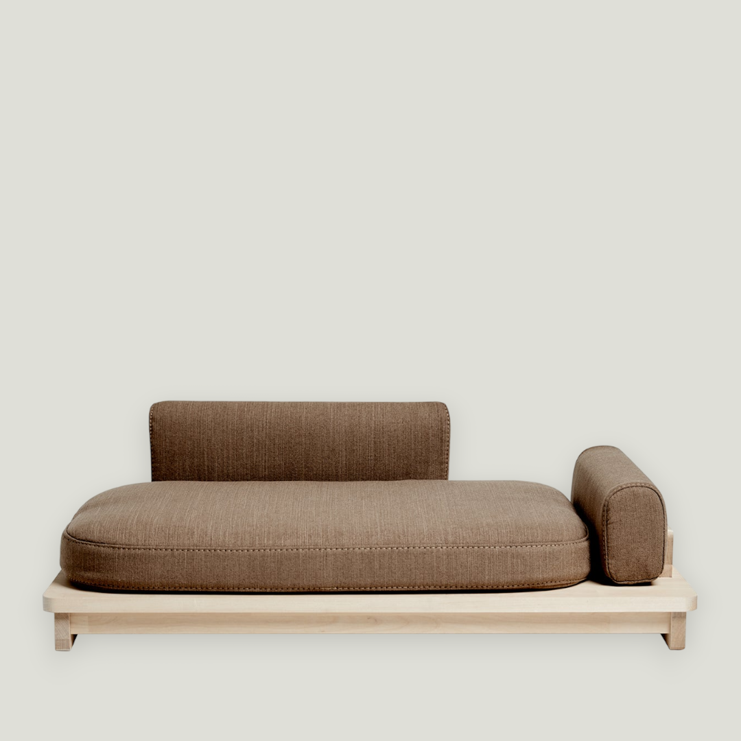 The Linden Day Bed brings luxurious comfort and style to your pet's relaxation. Its modern design is accompanied by a high-density foam cushion that ensures the cushion's shape is preserved for long-term use while optimally supporting the animal's body. 