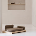 Cargar la imagen en la vista de la galería, The Linden Day Bed brings luxurious comfort and style to your pet's relaxation. Its modern design is accompanied by a high-density foam cushion that ensures the cushion's shape is preserved for long-term use while optimally supporting the animal's body. 
