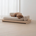 Load image into Gallery viewer, The Linden Day Bed brings luxurious comfort and style to your pet's relaxation. Its modern design is accompanied by a high-density foam cushion that ensures the cushion's shape is preserved for long-term use while optimally supporting the animal's body. 
