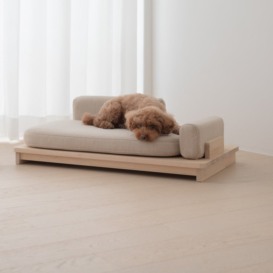 The Linden Day Bed brings luxurious comfort and style to your pet's relaxation. Its modern design is accompanied by a high-density foam cushion that ensures the cushion's shape is preserved for long-term use while optimally supporting the animal's body. 