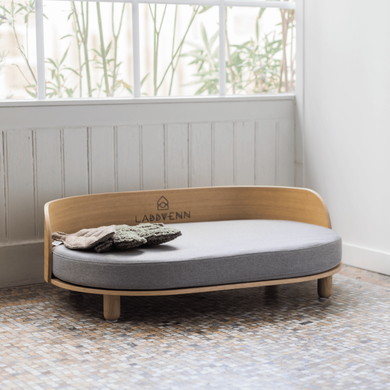 The Loue day bed is the essence of sophisticated design, combining an original shape with modern colors and unique materials. 