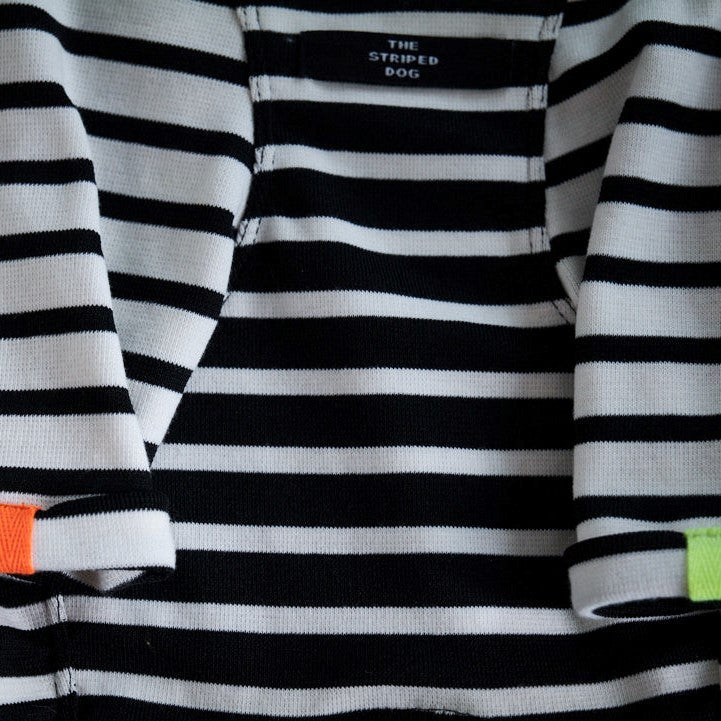 Striped, black & white T-shirt made with a stretchy fabric, black ribbed details and a color detail on the sleeves. Comfortable and easy to wear, perfect for summertime.