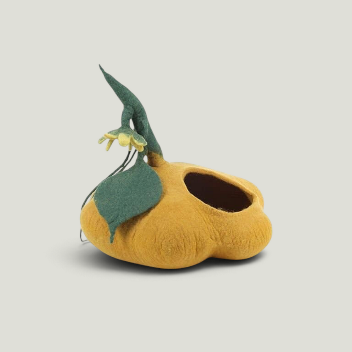Cueva para gatos Nala's Pet Furniture Boutique con forma de calabaza naranja de lana natural hecha a mano