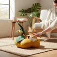 Load image into Gallery viewer, Cueva para gatos con forma de calabaza de Nala's Pet Furniture Boutique, hecha de lana natural con un gato naranja.
