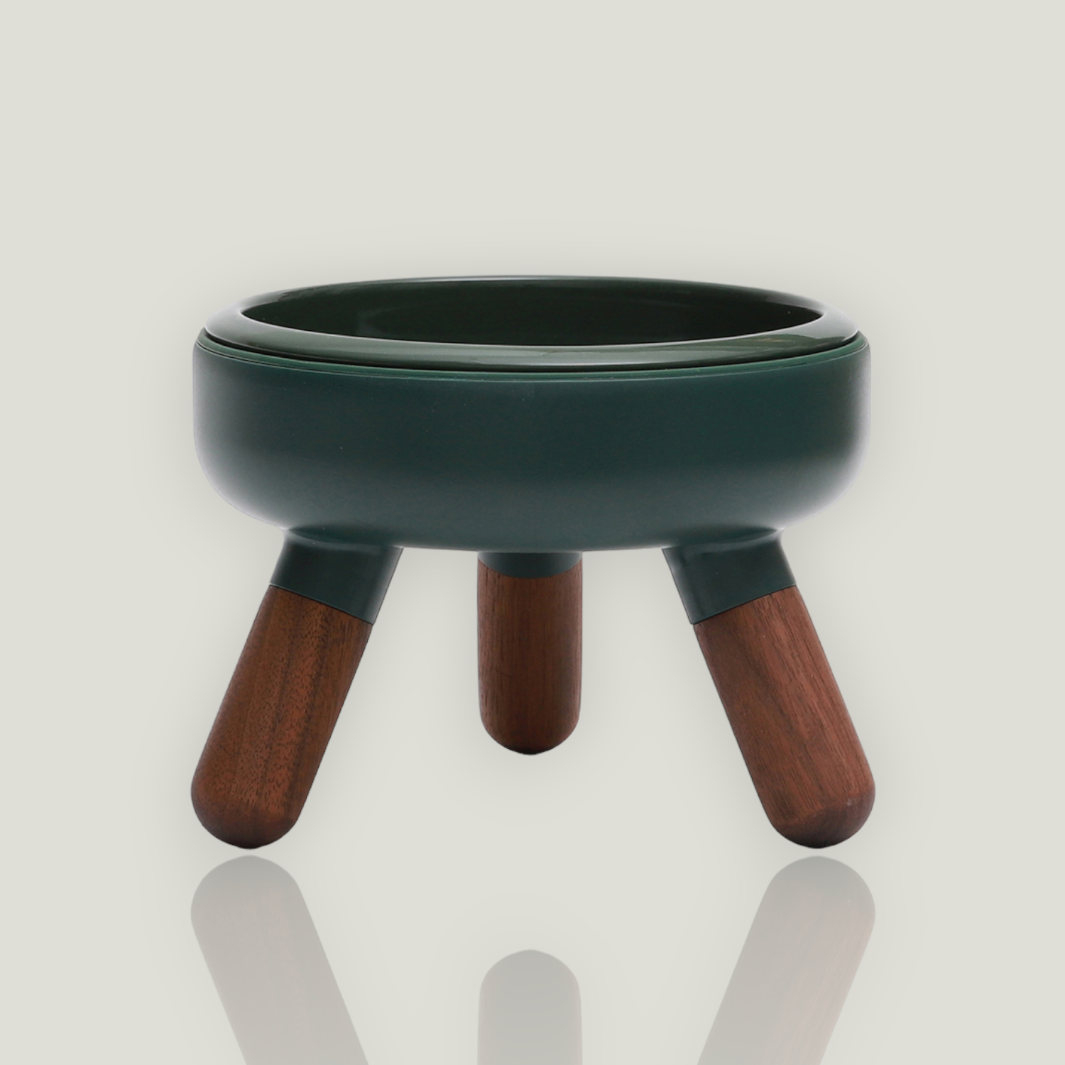 Pet bowl table equipped with an antibacterial porcelain bowl, a silicon base and 3 crafted wood legs.