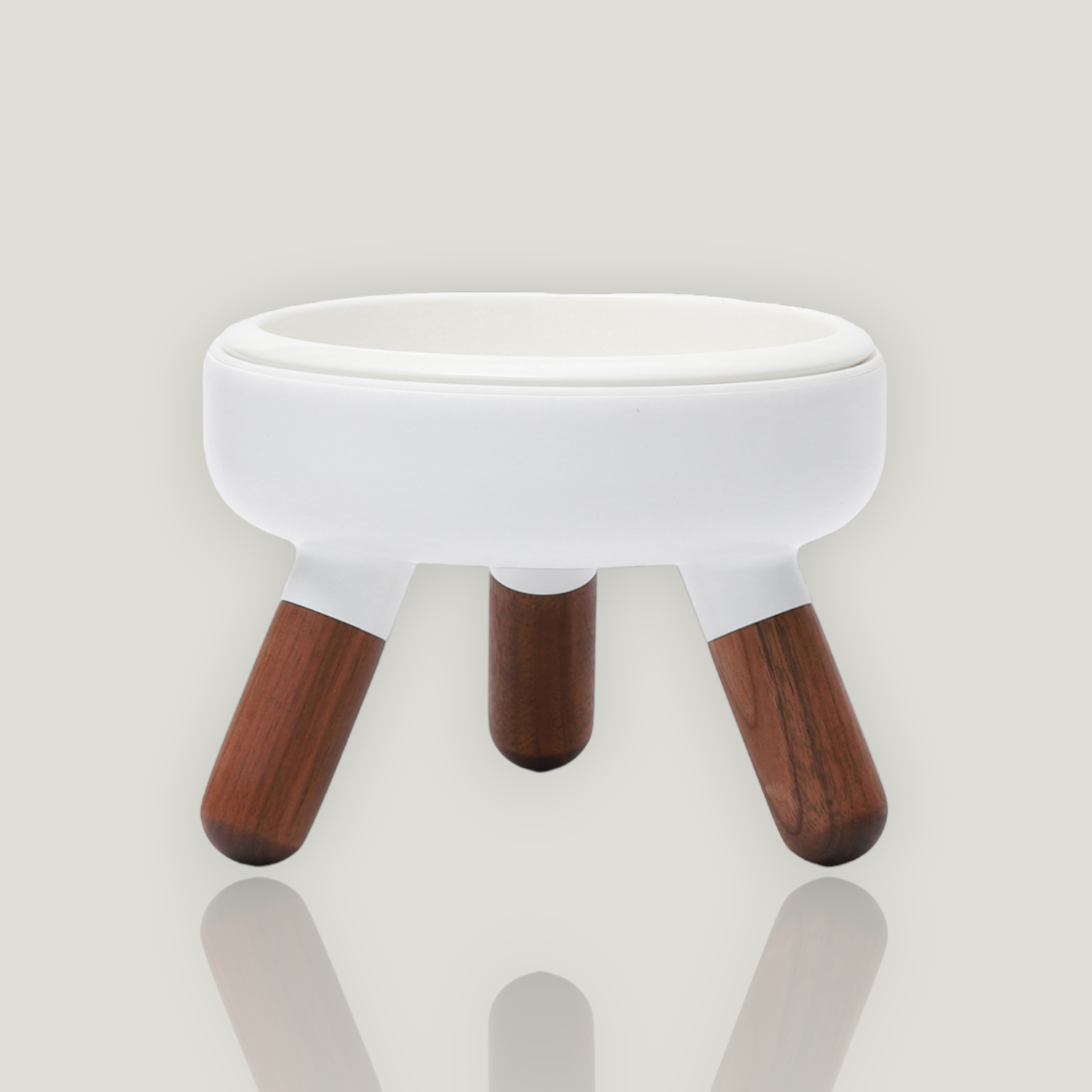 Pet bowl table equipped with an antibacterial porcelain bowl, a silicon base and 3 crafted wood legs.