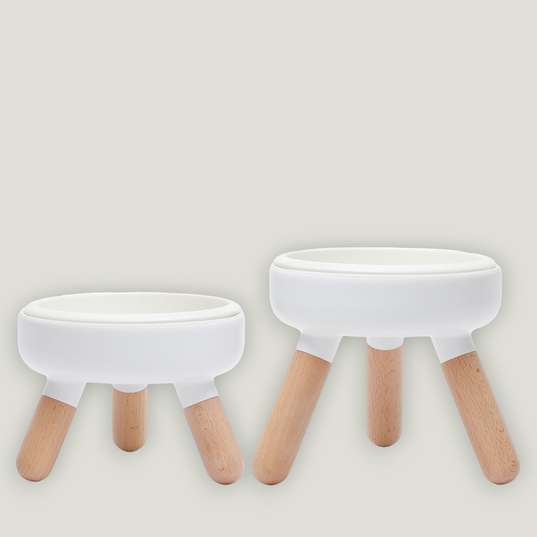 Pet bowl table equipped with an antibacterial porcelain bowl, a silicon base and 3 crafted wood legs.