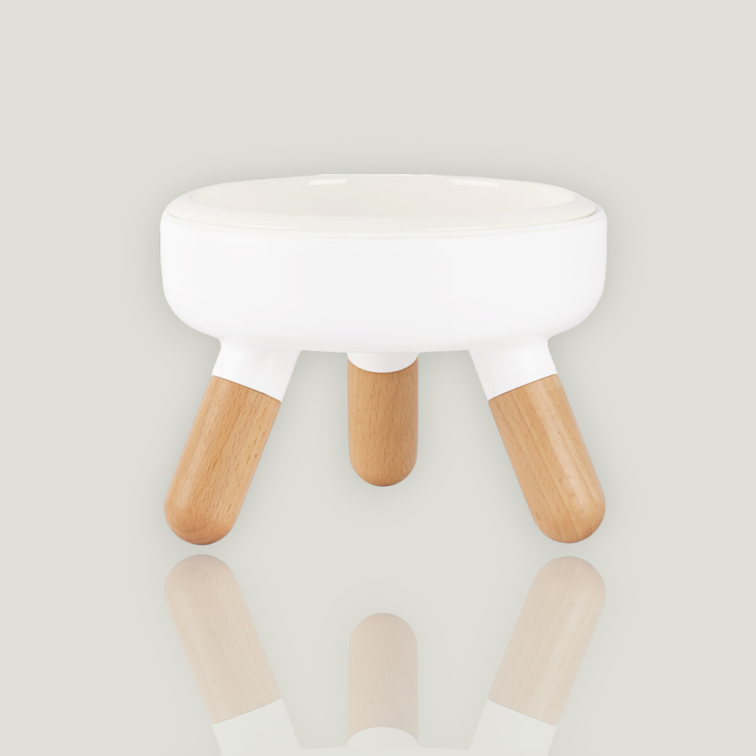 Pet bowl table equipped with an antibacterial porcelain bowl, a silicon base and 3 crafted wood legs.