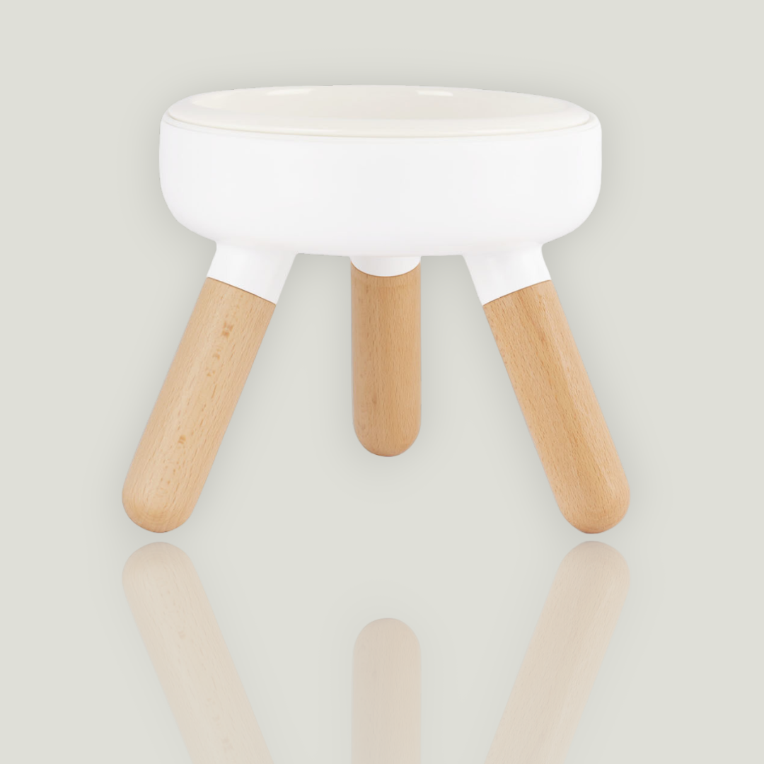 Pet bowl table equipped with an antibacterial porcelain bowl, a silicon base and 3 crafted wood legs.